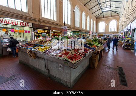 Der Mercato delle Vettovaglie, auch bekannt als der Zentralmarkt oder der überdachte Markt, entlang der Fosso reale von Livorno, Toskana Stockfoto