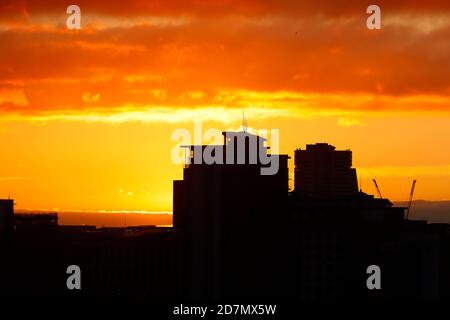 City Island & Bridgewater Place Silhouetten in Leeds bei Sonnenaufgang Stockfoto