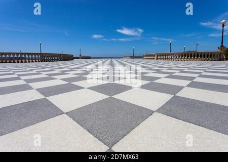 Die Mascagni Terrasse ist eine der elegantesten und Eindrucksvolle Orte in Livorno und liegt direkt am Meer Am Rande der Viale Italia Stockfoto