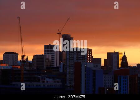 Silhouette der Skyline von Leeds City. Altus House befindet sich derzeit im Bau und ist Yorkshires höchstes Gebäude. Das Rathaus ist der kuppelförmige Turm Stockfoto