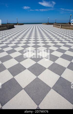 Die Mascagni Terrasse ist eine der elegantesten und Eindrucksvolle Orte in Livorno und liegt direkt am Meer Am Rande der Viale Italia Stockfoto