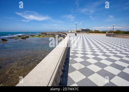 Die Mascagni Terrasse ist eine der elegantesten und Eindrucksvolle Orte in Livorno und liegt direkt am Meer Am Rande der Viale Italia Stockfoto