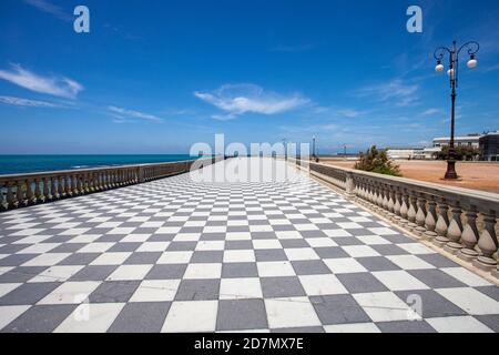 Die Mascagni Terrasse ist eine der elegantesten und Eindrucksvolle Orte in Livorno und liegt direkt am Meer Am Rande der Viale Italia Stockfoto