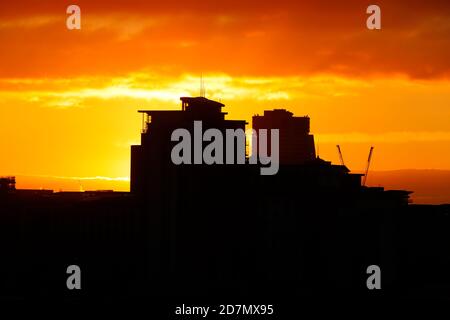 City Island & Bridgewater Place Silhouetten in Leeds bei Sonnenaufgang Stockfoto