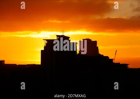 City Island & Bridgewater Place Silhouetten in Leeds bei Sonnenaufgang Stockfoto