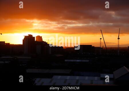 Sonnenaufgang in Leeds. Auf der Monk Bridge Development werden derzeit Turmdrehkrane installiert Stockfoto