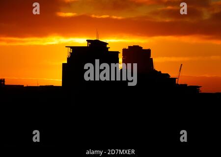 City Island & Bridgewater Place Silhouetten in Leeds bei Sonnenaufgang Stockfoto