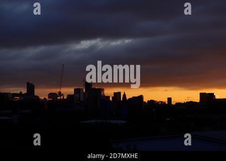 Silhouette der Skyline von Leeds City. Altus House befindet sich derzeit im Bau und ist Yorkshires höchstes Gebäude. Das Rathaus ist der kuppelförmige Turm Stockfoto