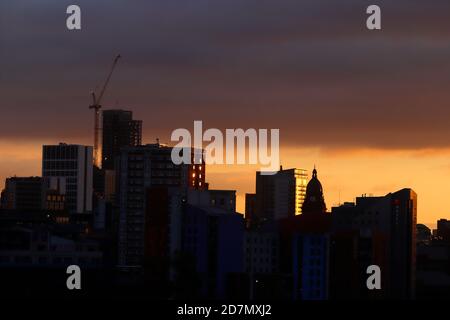 Silhouette der Skyline von Leeds City. Altus House befindet sich derzeit im Bau und ist Yorkshires höchstes Gebäude. Das Rathaus ist der kuppelförmige Turm Stockfoto