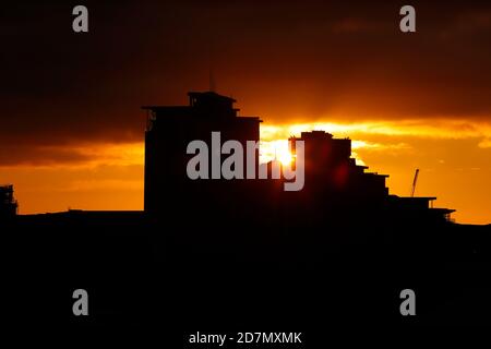 City Island & Bridgewater Place Silhouetten in Leeds bei Sonnenaufgang Stockfoto