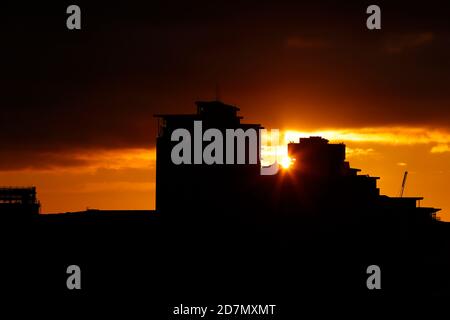 City Island & Bridgewater Place Silhouetten in Leeds bei Sonnenaufgang Stockfoto