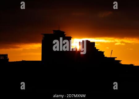 City Island & Bridgewater Place Silhouetten in Leeds bei Sonnenaufgang Stockfoto