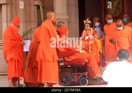 Ein indischer Priester verehrt fünf Jahre altes Hindu-Mädchen, gekleidet als die Hindu-Göttin Durga in einem Belur Math für das 'Kumari' Puja-Ritual, und Mönche von Belur Math mit Schutzausrüstung besuchen diesen Besucher kostenlos Belur Math. Der Oberste Gerichtshof von Kalkutta hat angeordnet, dass der Zugang zu Puja Pandals in diesem Jahr begrenzt wird, um die Ausbreitung von Covid-19 zu kontrollieren. Die weltweiten Coronavirus-Fälle überschreiten 41.91 Millionen, die Zahl der Todesopfer beträgt 1.14 Millionen.die nächsten drei Monate werden entscheidend sein, um den Kurs von COVID-19 für Indien zu bestimmen, sagte Gesundheitsminister Harsh Vardhan. Er sagte, Indien habe sich verbessert Stockfoto