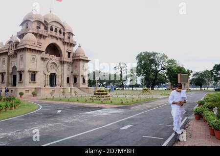 Ein indischer Priester verehrt fünf Jahre altes Hindu-Mädchen, gekleidet als die Hindu-Göttin Durga in einem Belur Math für das 'Kumari' Puja-Ritual, und Mönche von Belur Math mit Schutzausrüstung besuchen diesen Besucher kostenlos Belur Math. Der Oberste Gerichtshof von Kalkutta hat angeordnet, dass der Zugang zu Puja Pandals in diesem Jahr begrenzt wird, um die Ausbreitung von Covid-19 zu kontrollieren. Die weltweiten Coronavirus-Fälle überschreiten 41.91 Millionen, die Zahl der Todesopfer beträgt 1.14 Millionen.die nächsten drei Monate werden entscheidend sein, um den Kurs von COVID-19 für Indien zu bestimmen, sagte Gesundheitsminister Harsh Vardhan. Er sagte, Indien habe sich verbessert Stockfoto