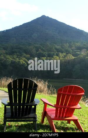 Gipfel von Otter, Virginia, Blue Ridge Parkway, USA. Sitzplätze am Abbott Lake mit Blick auf Sharp Top. Stockfoto