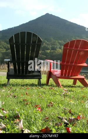 Gipfel von Otter, Virginia, Blue Ridge Parkway, USA. Sitzplätze am Abbott Lake mit Blick auf Sharp Top. Stockfoto