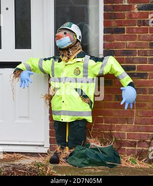 Worthing UK 24. Oktober 2020 - Fast hundert Vogelscheuchen haben rund um das Dorf Ferring in der Nähe von Worthing an diesem Wochenende erschienen, wie ihre Scarecrow Festival findet diese Woche : Credit Simon Dack / Alamy Live News Stockfoto