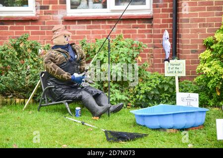 Worthing UK 24. Oktober 2020 - Fast hundert Vogelscheuchen haben rund um das Dorf Ferring in der Nähe von Worthing an diesem Wochenende erschienen, wie ihre Scarecrow Festival findet diese Woche : Credit Simon Dack / Alamy Live News Stockfoto