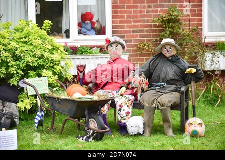 Worthing UK 24. Oktober 2020 - Fast hundert Vogelscheuchen haben rund um das Dorf Ferring in der Nähe von Worthing an diesem Wochenende erschienen, wie ihre Scarecrow Festival findet diese Woche : Credit Simon Dack / Alamy Live News Stockfoto