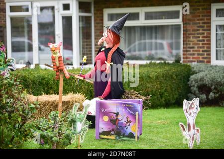 Worthing UK 24. Oktober 2020 - Fast hundert Vogelscheuchen haben rund um das Dorf Ferring in der Nähe von Worthing an diesem Wochenende erschienen, wie ihre Scarecrow Festival findet diese Woche : Credit Simon Dack / Alamy Live News Stockfoto