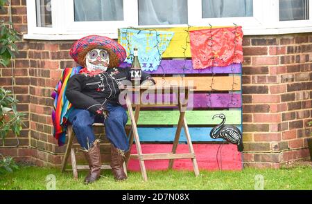 Worthing UK 24. Oktober 2020 - Fast hundert Vogelscheuchen haben rund um das Dorf Ferring in der Nähe von Worthing an diesem Wochenende erschienen, wie ihre Scarecrow Festival findet diese Woche : Credit Simon Dack / Alamy Live News Stockfoto