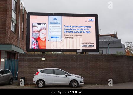London, England, Großbritannien. 24. Oktober 2020. NHS Track and Trace Coronavirus Symptome elektronische Plakatwand Anzeige © Benjamin John Stockfoto