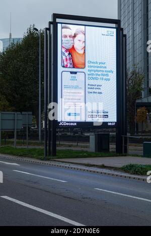 London, England, Großbritannien. 24. Oktober 2020. NHS Track and Trace Coronavirus Symptome elektronische Plakatwand Anzeige © Benjamin John Stockfoto