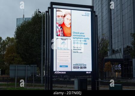 London, England, Großbritannien. 24. Oktober 2020. NHS Track and Trace Coronavirus Symptome elektronische Plakatwand Anzeige © Benjamin John Stockfoto