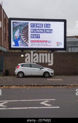 London, England, Großbritannien. 24. Oktober 2020. HM Regierung, die Zeit läuft aus elektronischen Plakatwand Anzeige © Benjamin John Stockfoto