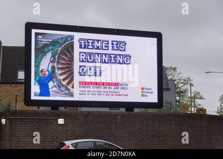 London, England, Großbritannien. 24. Oktober 2020. HM Regierung, Brexit - die Zeit läuft aus elektronische Plakatwand Anzeige © Benjamin John Stockfoto