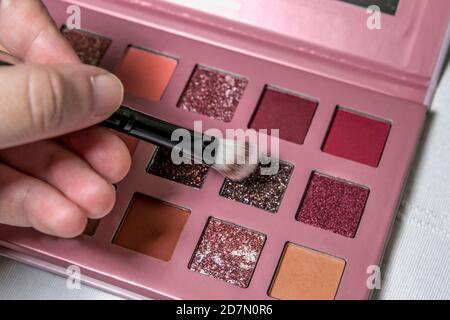 Make-up Palette mit verschiedenen Farben und einem Pinsel zum Auftragen Make-up. Stockfoto