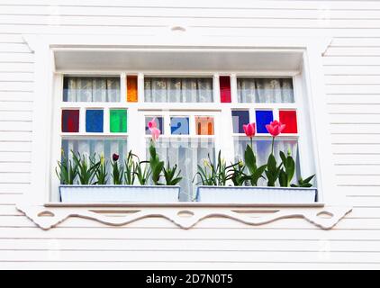 Fenster im weißen Haus Stockfoto