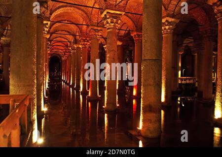 ISTANBUL, TÜRKEI - 01. APRIL 2013: Unterirdische Basilika Zisterne. Byzantinisches Wasserreservoir gebaut von Kaiser Justinianus, Türkei, Istanbul Stockfoto