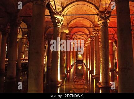 ISTANBUL, TÜRKEI - 01. APRIL 2013: Unterirdische Basilika Zisterne. Byzantinisches Wasserreservoir gebaut von Kaiser Justinianus, Türkei, Istanbul Stockfoto