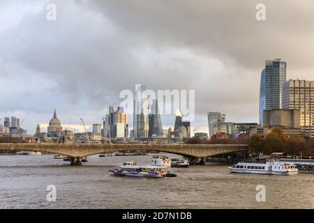 Blick über die Themse auf die Waterloo Bridge, die Wolkenkratzer der City of London und die St. Paul's Cathedral, London, Großbritannien Stockfoto