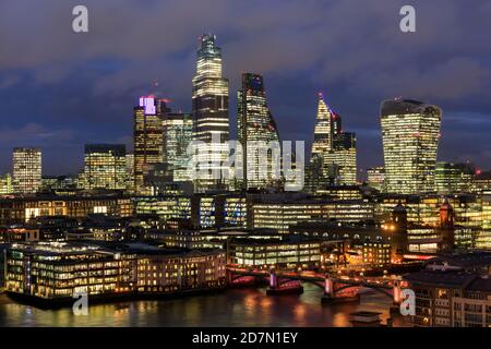 Blick über die Themse zu den beleuchteten City of London Wolkenkratzern bei Nacht, London, Großbritannien Stockfoto