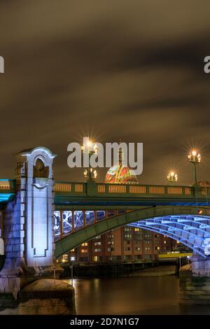 Die Kuppel der St Paul's Cathedral mit beleuchteter Southwark Bridge, von der anderen Seite der Themse, mit Projektion von William Blakes ‘Ancient of Days’, Stockfoto