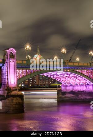 Die Kuppel der St Paul's Cathedral mit beleuchteter Southwark Bridge, von der anderen Seite der Themse, mit Projektion von William Blakes ‘Ancient of Days’, Stockfoto