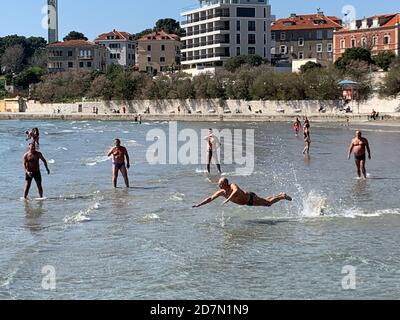SPLIT, KROATIEN - 22. Okt 2020: Beim Picigin am Bacvice Strand, einem traditionellen Ballspiel in Split, Kroatien, tauchen die Spieler ab, um einen kleinen Ball zu treffen und zu halten Stockfoto