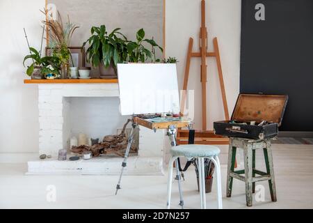 Art Studio Interieur mit Malerei liefert, Leinwand auf Staffelei, Pinsel, vintage Öl-Farbkasten Stockfoto