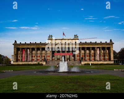 Berlin, Deutschland. Oktober 2020. Blauer Himmel über dem Alten Museum auf der Museumsinsel. Ein weiterer Fall von Vandalismus ist hier aufgetreten. Eine große Granitschale im Lustgarten vor dem Alten Museum wurde beschmiert, wie die Stiftung Preußischer Kulturbesitz am Samstag, 24.10.2020, mitteilte. Quelle: Paul Zinken/dpa-Zentralbild/dpa/Alamy Live News Stockfoto