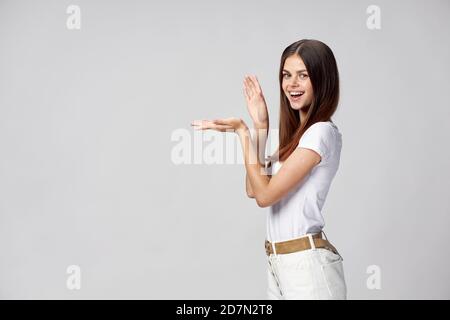 Frau in hellen Kleidern klatscht ihre Hände auf hellem Hintergrund Beschnittene Ansicht Kopierbereich Stockfoto
