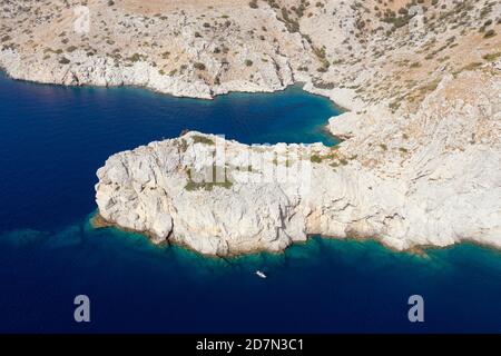 Luftaufnahme der felsigen Kalksteinküste entlang der Halbinsel Bozburun Marmaris Türkei. Stockfoto