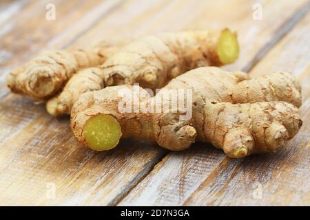 Frische Ingwerwurzel auf Holzoberfläche Stockfoto