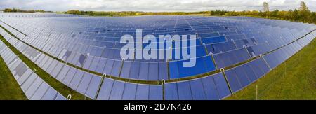 Solar Energy Park in Silkeborg, Dänemark. Es erstreckt sich über eine Fläche von 156.000 m2 oder 22 Fußballfeldern und verfügt über 12,000 Solarzellen. Stockfoto