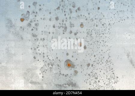 Metalloberfläche mit Flecken. Stockfoto