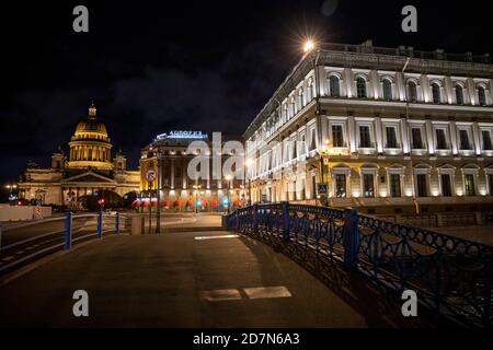 SANKT PETERSBURG, RUSSLAND - 23. OKTOBER 2020. Isaakskathedrale und das Hotel 'Astoria' auf dem Isaaksplatz Stockfoto