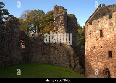 Ruinen des Westturms & Mauern von Hailes Castle in der Nähe von East Linton, Schottland Stockfoto