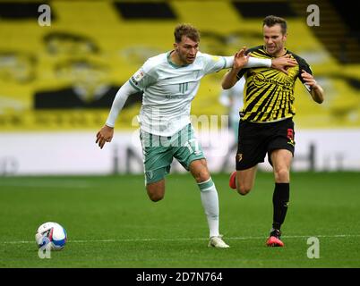 Jack Stacey (links) von AFC Bournemouth und Tom Cleverley von Watford kämpfen während des Sky Bet Championship-Spiels in der Vicarage Road, London, um den Ball. Stockfoto