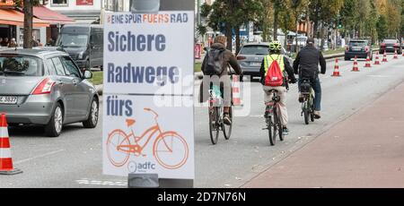 Hamburg, Deutschland. Okt. 2020. Im Rahmen einer Pop-up-Radweg-Kampagne des Allgemeinen Deutschen Fahrrad-Clubs (ADFC) fahren Radfahrer auf einer für sie reservierten Fahrspur der Reeperbahn. Quelle: Markus Scholz/dpa/Alamy Live News Stockfoto